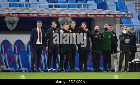 Cheftrainer Stephen Kenny (links) und seine Mitarbeiter im Hinterzimmer beobachten das Elfmeterschießen von der Touchline aus während des UEFA Euro 2020 Play-Off Halbfinalmatches im Narodny Futbalovy, Bratislava. Stockfoto