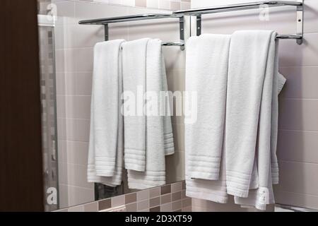 Zwei weiße Handtücher auf dem Kleiderbügel Stockfoto