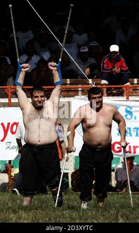 Türkische Männer Ringen in Kirkpinar Öl-wrestling Festival in Edirne ...