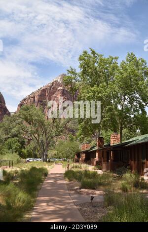 Springdale, Utah. Usa. 13. August 2020. Zion National Park. Zion Lodge Vintage Hütten mit Veranda, Schaukelstühlen, einem kleinen Tisch; Kamin Stockfoto