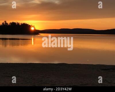 Sonnenuntergang über einem See im Algonquin Park, Ontario, Kanada. September 2019 Stockfoto