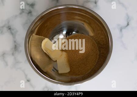 High-Angle-Schuss Mischung Backzutaten für Bananenbrot In der Küche Stockfoto