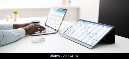 Liste Der Technischen Zeitpläne Auf Dem Bildschirm Laptop. Gantt-Kalender Stockfoto