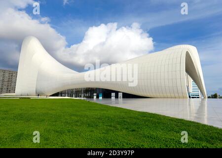 Heydar Aliyev Kulturzentrum in Baku, Aserbaidschan. Architektur im geschwungenen Stil von Zaha Hadid. Eingangsseite des Kulturzentrums. Stockfoto