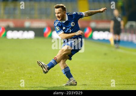Sarajevo, Bosnien Und Herzegowina. Okt. 2020. Bosnischer Spieler Dino Hotic Kontrollball während Euro 2020 Qualifying Spiel Bosnien-Herzegowina und Nordirland in Sarajevo, Bosnien und Herzegowina, 8. Oktober, 2020. Im Stadion Grbavica, Sarajevo. Kredit: Amel Emric/Alamy Live Nachrichten Stockfoto