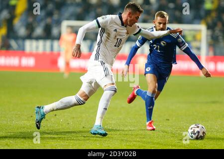 Sarajevo, Bosnien Und Herzegowina. Okt. 2020. Bosnischer Spieler Stipe Loncar Challenge Ball mit Nordirland Kyle Lafferty während der EM 2020 Qualifying Spiel Bosnien-Herzegowina und Nordirland in Sarajevo, Bosnien und Herzegowina, 8, Oktober, 2020. Im Stadion Grbavica, Sarajevo. Kredit: Amel Emric/Alamy Live Nachrichten Stockfoto