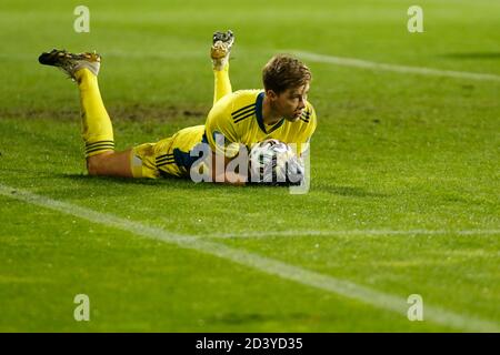 Sarajevo, Bosnien Und Herzegowina. Okt. 2020. Nordirland Torwart Bailey Peacock-Farrell fangen und halten Ball während der EM 2020 Qualifying Spiel Bosnien-Herzegowina und Nordirland in Sarajevo, Bosnien und Herzegowina, 8, Oktober, 2020. Im Stadion Grbavica, Sarajevo. Kredit: Amel Emric/Alamy Live Nachrichten Stockfoto