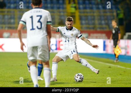 Sarajevo, Bosnien Und Herzegowina. Okt. 2020. Nordirland Stuart Dallas Kontrollball während der EM 2020 Qualifying Spiel Bosnien-Herzegowina und Nordirland in Sarajevo, Bosnien und Herzegowina, 8, Oktober, 2020. Im Stadion Grbavica, Sarajevo. Kredit: Amel Emric/Alamy Live Nachrichten Stockfoto