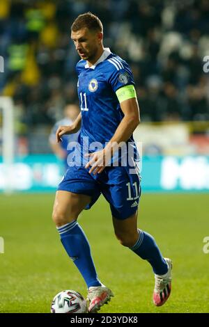 Sarajevo, Bosnien Und Herzegowina. Okt. 2020. Bosnischer Spieler Edin Dzeko Kontrollball während der EM 2020 Qualifying Spiel Bosnien-Herzegowina und Nordirland in Sarajevo, Bosnien und Herzegowina, 8, Oktober, 2020. Im Stadion Grbavica, Sarajevo. Kredit: Amel Emric/Alamy Live Nachrichten Stockfoto