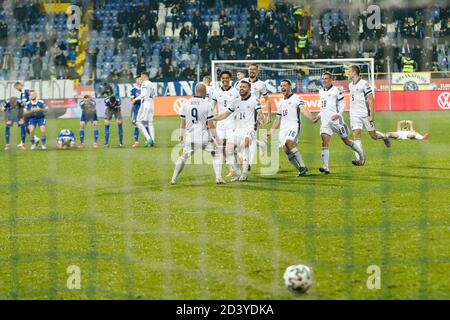 Sarajevo, Bosnien Und Herzegowina. Okt. 2020. Nordirland Spieler feiern Sieg gegen Bosnien während der EM 2020 Qualifying Spiel Bosnien-Herzegowina und Nordirland in Sarajevo, Bosnien und Herzegowina, 8. Oktober, 2020. Im Stadion Grbavica, Sarajevo. Kredit: Amel Emric/Alamy Live Nachrichten Stockfoto