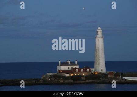 Whitley Bay, Northumberland, Großbritannien, 8. Oktober 2020, Planet Mars Opposition, Saint Mary's Lighthouse, Credit: David Whinham/Alamy Live News Stockfoto