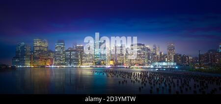 Die atemberaubende Skyline von New York City vom Brooklyn Bridge Park aus gesehen. Tagsüber wunderschön und nachts absolut atemberaubend. Stockfoto