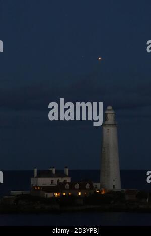 Whitley Bay, Northumberland, Großbritannien, 8. Oktober 2020, Planet Mars Opposition, Saint Mary's Lighthouse, Credit: David Whinham/Alamy Live News Stockfoto