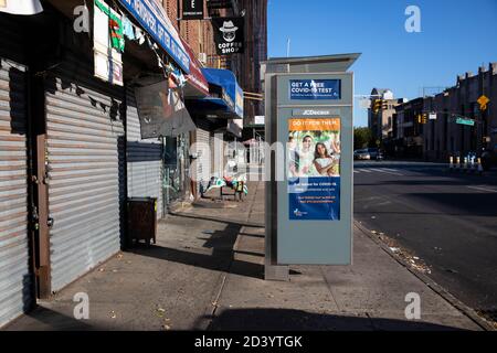 (201008) -- NEW YORK, 8. Oktober 2020 (Xinhua) -- EIN COVID-19-Testplakat wird am 8. Oktober 2020 an einer Bushaltestelle in Midwood, einem COVID-19-Hotspot-Gebiet in Brooklyn in New York, USA, gesehen. Die neueste Coronavirus-Positivitätsrate in den 20 Hotspot-Postleitzahlen in Queens, Brooklyn, Orange und Rockland Grafschaften in New York State war 5.8 Prozent, mehr als das Fünffache der landesweiten Positivitätsrate ohne diese Postleitzahlen, die bei 1.01 Prozent stand, twitterte Gouverneur Andrew Cuomo am Donnerstag. Stillstände von nicht wichtigen Unternehmen, Schulen und gesellschaftlichen Zusammenkünften in diesem Hotspot-Bereich Stockfoto