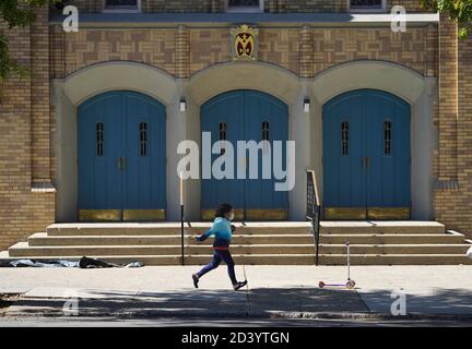 (201008) -- NEW YORK, 8. Oktober 2020 (Xinhua) -- EIN Kind läuft an einer Kirche in einem COVID-19 Hotspot-Gebiet von Queens in New York, den Vereinigten Staaten, am 8. Oktober 2020 vorbei. Die neueste Coronavirus-Positivitätsrate in den 20 Hotspot-Postleitzahlen in Queens, Brooklyn, Orange und Rockland Grafschaften in New York State war 5.8 Prozent, mehr als das Fünffache der landesweiten Positivitätsrate ohne diese Postleitzahlen, die bei 1.01 Prozent stand, twitterte Gouverneur Andrew Cuomo am Donnerstag. Die Stilllegungen von nicht wichtigen Unternehmen, Schulen und sozialen Zusammenkünften in diesen Hotspot-Gebieten haben diese Woche im Rahmen der allmählich Wirkung entfaltet Stockfoto