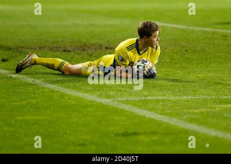 Sarajevo, Bosnien Und Herzegowina. Okt. 2020. Nordirland Torwart Bailey Peacock-Farrell fangen und halten Ball während der EM 2020 Qualifying Spiel Bosnien-Herzegowina und Nordirland in Sarajevo, Bosnien und Herzegowina, 8, Oktober, 2020. Im Stadion Grbavica, Sarajevo. Kredit: Amel Emric/Alamy Live Nachrichten Stockfoto