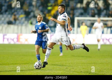 Sarajevo, Bosnien Und Herzegowina. Okt. 2020. Nordirland Jordan Jones Kontrollball während der EM 2020 Qualifying Spiel Bosnien-Herzegowina und Nordirland in Sarajevo, Bosnien und Herzegowina, 8, Oktober, 2020. Im Stadion Grbavica, Sarajevo. Kredit: Amel Emric/Alamy Live Nachrichten Stockfoto