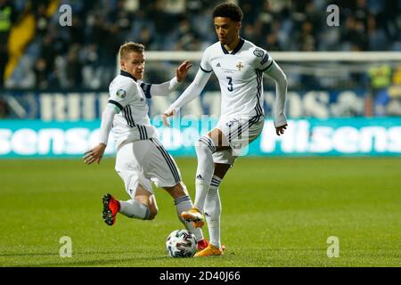 Sarajevo, Bosnien Und Herzegowina. Okt. 2020. Nordirland Jaml Lewis Kontrollball während Euro 2020 Qualifying Spiel Bosnien-Herzegowina und Nordirland in Sarajevo, Bosnien und Herzegowina, 8, Oktober, 2020. Im Stadion Grbavica, Sarajevo. Kredit: Amel Emric/Alamy Live Nachrichten Stockfoto