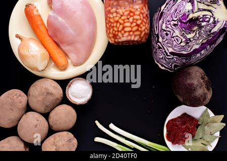 Schritt-für-Schritt-Anleitung für die Vorbereitung einer Diät roten Borscht aus Hühnerfilet. Schritt 1 - Vorbereitung der notwendigen Zutaten, eine Reihe von Rohprodukten Stockfoto