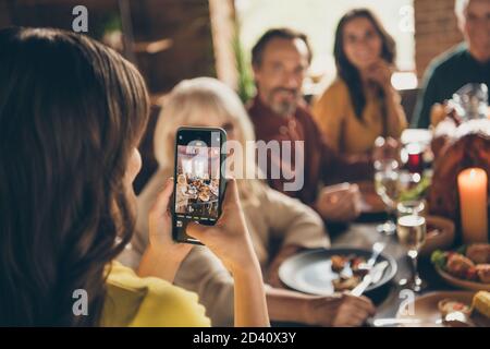 Foto der ganzen Familie sammeln kleine Tochter halten Telefon machen Liebenswert Bild Digitalkamera Fokussierung Drucktaste Abendessen großen Tisch türkei Stockfoto