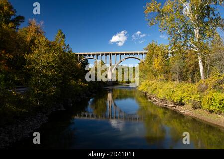 Blick auf die Route 82 Brücke über den Cuyahoga Fluss Blick nach Norden von der Station Road Bridge entlang des Towpath Trail Stockfoto