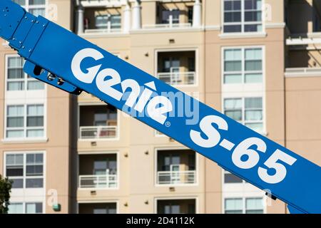 Genie Teleskopausleger heben. Moderner mehrstöckiger Apartmentkomplex im Hintergrund - San Jose, Kalifornien, USA - 2020 Stockfoto