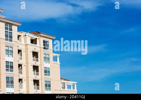Außenansicht eines typischen modernen Mehrfamilienhauses unter blauem Himmel. Stockfoto