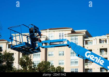 Genie Teleskopausleger heben. Moderner mehrstöckiger Apartmentkomplex im Hintergrund - San Jose, Kalifornien, USA - 2020 Stockfoto