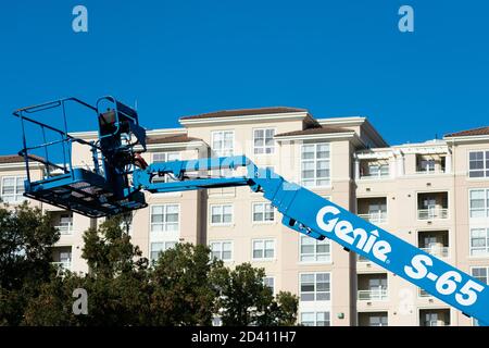 Genie Teleskopausleger heben. Moderner mehrstöckiger Apartmentkomplex im Hintergrund - San Jose, Kalifornien, USA - 2020 Stockfoto