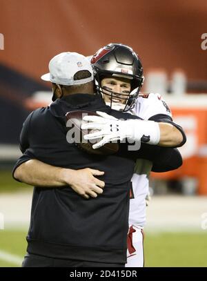 Chicago, Usa. Okt. 2020. Tampa Bay Buccaneers Quarterback Tom Brady umarmt einen Trainer vor dem Spiel gegen die Chicago Bears im Soldier Field in Chicago am Donnerstag, den 8. Oktober 2020. Foto von Brian Kersey/UPI Kredit: UPI/Alamy Live Nachrichten Stockfoto