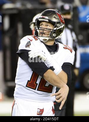 Chicago, Usa. Okt. 2020. Tampa Bay Buccaneers Quarterback Tom Brady erwärmt sich vor dem Spiel gegen die Chicago Bears im Soldier Field in Chicago am Donnerstag, den 8. Oktober 2020. Foto von Brian Kersey/UPI Kredit: UPI/Alamy Live Nachrichten Stockfoto