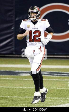 Chicago, Usa. Okt. 2020. Tampa Bay Buccaneers Quarterback Tom Brady erwärmt sich vor dem Spiel gegen die Chicago Bears im Soldier Field in Chicago am Donnerstag, den 8. Oktober 2020. Foto von Brian Kersey/UPI Kredit: UPI/Alamy Live Nachrichten Stockfoto