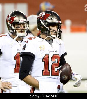 Chicago, Usa. Okt. 2020. Tampa Bay Buccaneers Quarterback Tom Brady erwärmt sich vor dem Spiel gegen die Chicago Bears im Soldier Field in Chicago am Donnerstag, den 8. Oktober 2020. Foto von Brian Kersey/UPI Kredit: UPI/Alamy Live Nachrichten Stockfoto