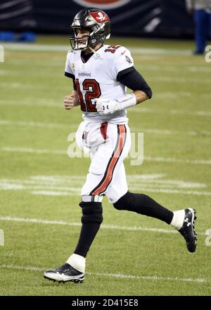 Chicago, Usa. Okt. 2020. Tampa Bay Buccaneers Quarterback Tom Brady erwärmt sich vor dem Spiel gegen die Chicago Bears im Soldier Field in Chicago am Donnerstag, den 8. Oktober 2020. Foto von Brian Kersey/UPI Kredit: UPI/Alamy Live Nachrichten Stockfoto