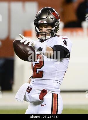 Chicago, Usa. Okt. 2020. Tampa Bay Buccaneers Quarterback Tom Brady erwärmt sich vor dem Spiel gegen die Chicago Bears im Soldier Field in Chicago am Donnerstag, den 8. Oktober 2020. Foto von Brian Kersey/UPI Kredit: UPI/Alamy Live Nachrichten Stockfoto