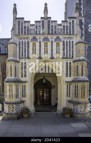 WOODBRIDGE, VEREINIGTES KÖNIGREICH - 07. Aug 2020: Der Eingang zur Kirche St. Mary the Virgin in der Suffolk Stadt Woodbridge. Stockfoto