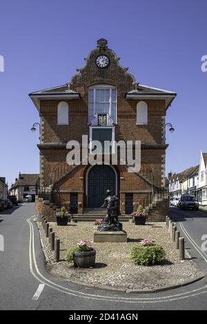 WOODBRIDGE, VEREINIGTES KÖNIGREICH - Aug 07, 2020: Die Trommeln nach vorne und hinten vom 8. Earl of Albemarle, der vor dem gemeinderat-Gebäude i steht Stockfoto