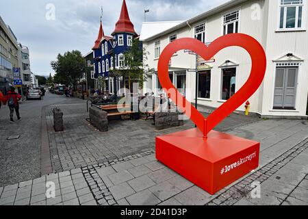 Hafnarstraeti Fußgängerzone im Stadtzentrum von Akureyri in Nordisland. Ein großes rotes Herz markiert den Eingang zur Straße. Ich Liebe Akureyri. Stockfoto