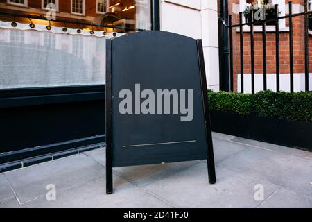 Echtfoto Mockup Zeichen, Outdoor Blank Menü Tafel Anzeige Stockfoto