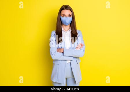 Foto zuversichtlich Executive Unternehmen Eigentümer Mädchen Kreuz Hände bereit Arbeit Remote covid Quarantäne tragen blau Blazer Jacke Hose Hosen medizinisch Maske Stockfoto