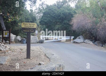 Maple Springs Trailhead Gate im Cleveland National Forest am Silverado Canyon Rd, Orange County, Kalifornien, USA Stockfoto