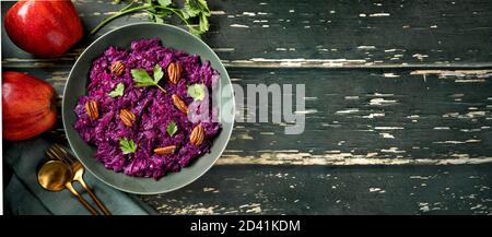 Köstlicher und gesunder frischer Rotkohlsalat Stockfoto