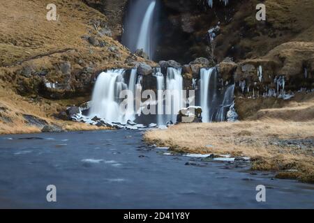 HVOLSVOLLUR, ISLAND - 10. Dez 2018: Glugggafoss, auch Merkjarfoss genannt, ist ein malerischer Wasserfall entlang des Merkja Flusses in Südisland. Stockfoto