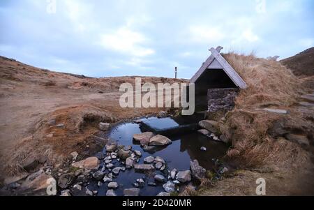 HRUNALAUG HEISSE QUELLEN, ISLAND - Dec 10, 2018: Hrunalaug, oder Hruni heiße Quellen, sind eine warme Quelle eines Baches mit einem kleinen primitiven Tauchbecken in I Stockfoto