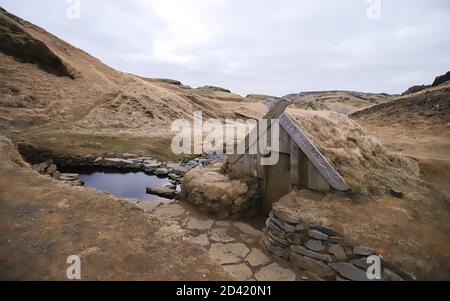 HRUNALAUG HEISSE QUELLEN, ISLAND - Dec 10, 2018: Hrunalaug, oder Hruni heiße Quelle, ist eine primitive geothermische Outdoor-Quelle für die Öffentlichkeit zugänglich Stockfoto