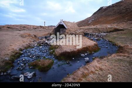 HRUNALAUG HEISSE QUELLEN, ISLAND - Dec 10, 2018: Hrunalaug, oder Hruni heiße Quelle, ist ein kleines heißes Entweichen Pool auf öffentlichem Grund in der isländischen int Stockfoto