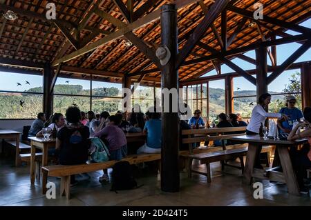 Der Speisesaal der Wolkenburger Brauerei, wo die Kunden kaufen und genießen Sie die lokale Bier und auch die deutsche Küche Essen. Stockfoto