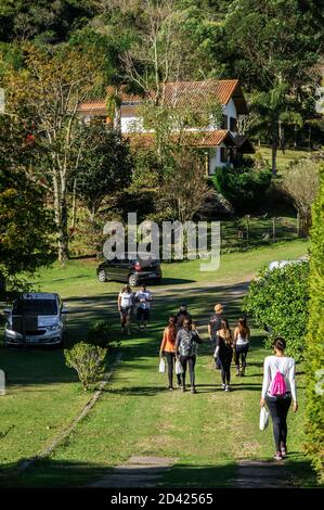 Die Kunden gehen weg und verlassen die Wolkenburger Brauerei, nachdem sie einige Zeit dort verbracht haben. Brauerei befindet sich in Cunha Region Landschaft. Stockfoto