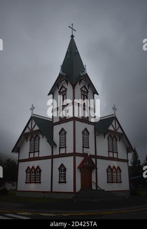 Húsavíkurkirkja, Husavik Holzkirche an einem nebligen Abend in Skjalfandi Bay, Nordost Island. Die Kirche hat ein gruseliges Gefühl im Wetter. Stockfoto