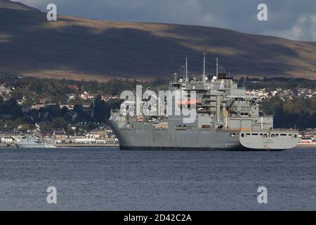 USNS Medgar Evers (T-AKE-13), ein Trockenfracht-/Nachschubschiff der Lewis- und Clark-Klasse der United States Navy, vor Greenock vor Anker, nachdem sie für die Übung Joint Warrior 20 angekommen war, wobei der Bergjäger der Royal Navy, HMS Grimsby, sie auf dem Weg nach Faslane überholte. Stockfoto